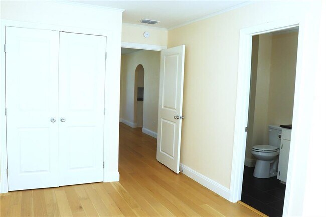 Building Photo - 535 W Vaughan St