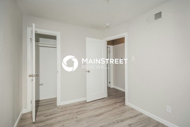 Building Photo - 3 Bedroom Pet-Friendly Home in St. Louis, MO with Main Street Renewal