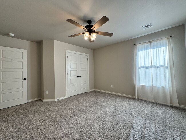 Building Photo - Spacious 3-Bedroom Home with Designer Kitc...