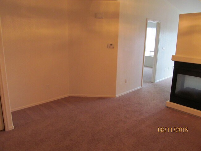 Building Photo - FEELS LIKE HOME! 2BD CONDO with MOUNTAIN VIEWS - Security Deposit Waiver Available