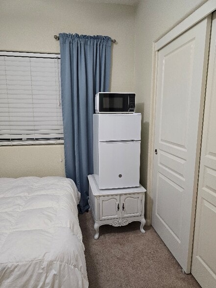 Building Photo - 1048 S Carriage Ave