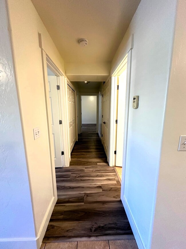 Building Photo - 580 S Center St