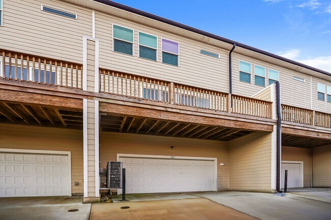 Building Photo - End-Unit Townhome w/3BR + 2-Car Garage + Balcony  - FIRST MONTH FREE