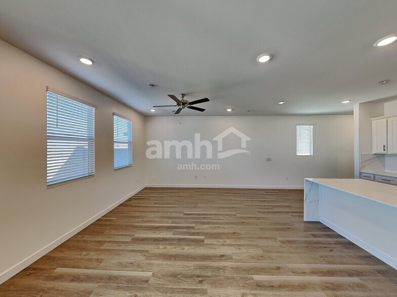 Building Photo - 9549 Harkes Dr