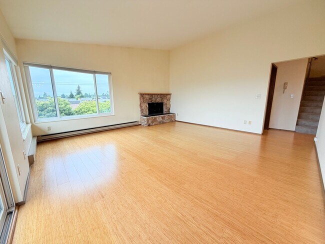 Building Photo - Bright Penthouse Corner Unit w/Garage Parking included - Panoramic Views in Ballard!