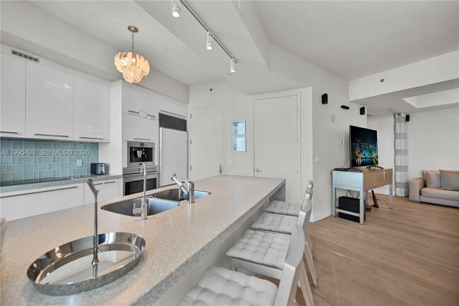 Building Photo - 15901 Collins Ave