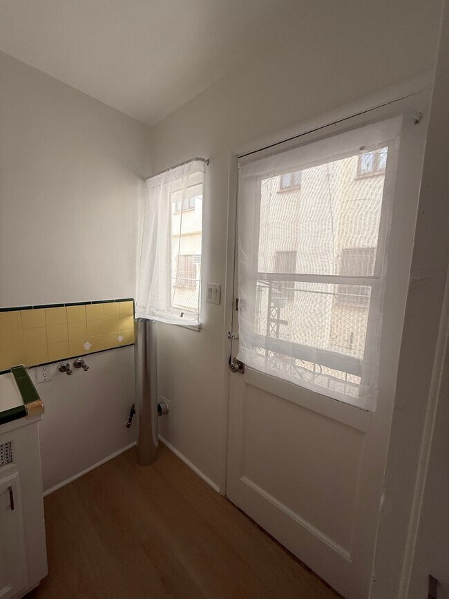 Building Photo - 1059-1059 S Genesee Ave