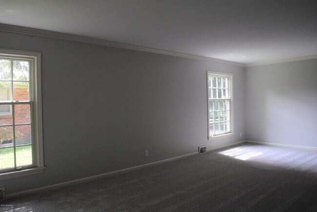 Building Photo - 9836 Longwood Cir