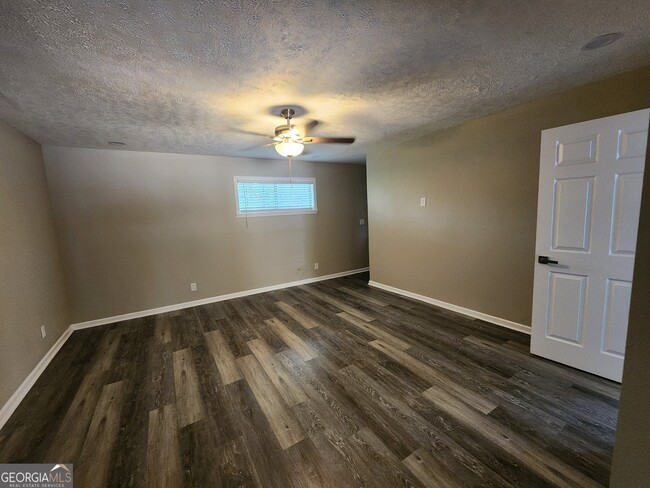 Building Photo - 4524 Lasalle Dr