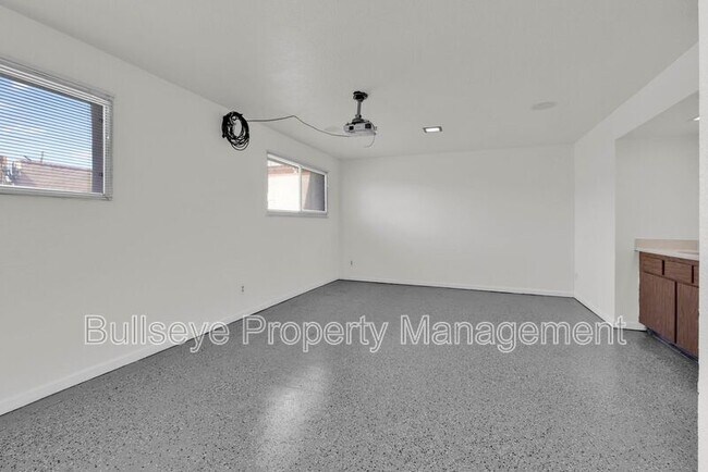 Building Photo - 1333 E Donner Dr