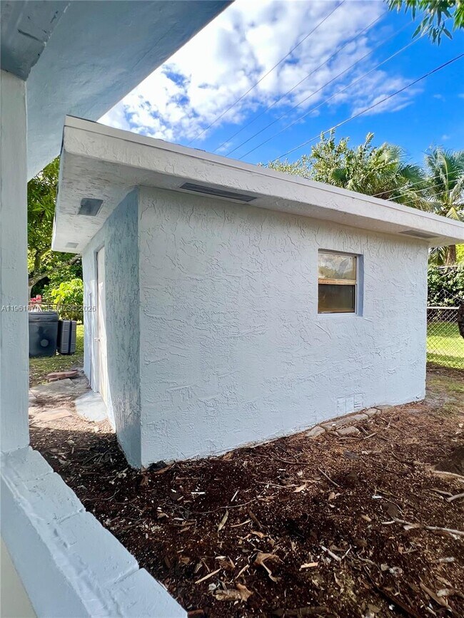 Building Photo - 931 NW 35th Ave