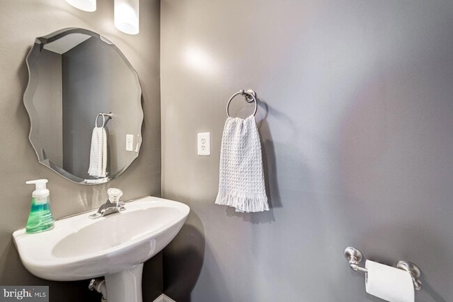 Building Photo - 947 Harrison Cir