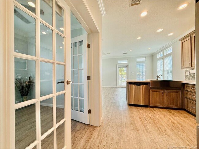 Building Photo - 252 NE Ebbtide Way