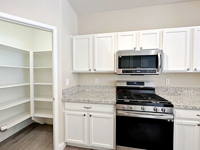 Building Photo - 1 WEEK FREE RENT!! 3 BEDROOM TOWNHOME WITH YARD + 2 CAR GARAGE IN GATED HENDERSON COMMUNITY