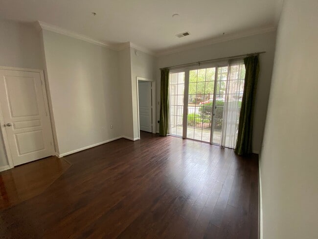 Building Photo - Ghent Condo with Secured Entry and Parking...