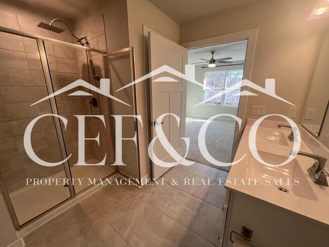 Building Photo - Spacious Townhome available in Spartanburg's East Side