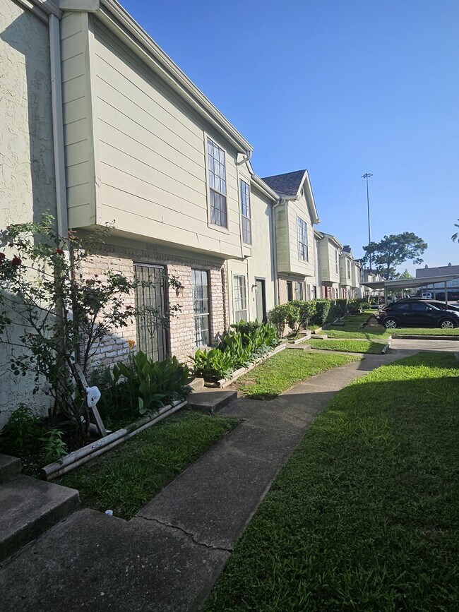 Building Photo - 8636 Village of Fondren