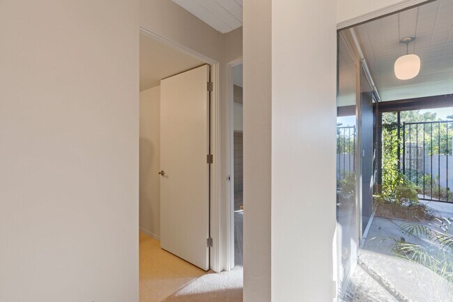 Building Photo - Stunning Mid-Century Modern 4 BR 3 BA with Bonus Room and Office