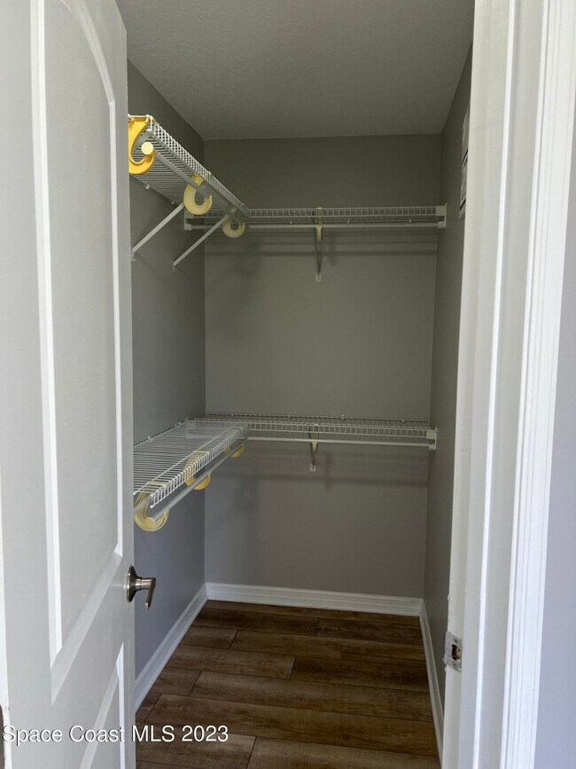 Building Photo - 1212 Foxridge Pl