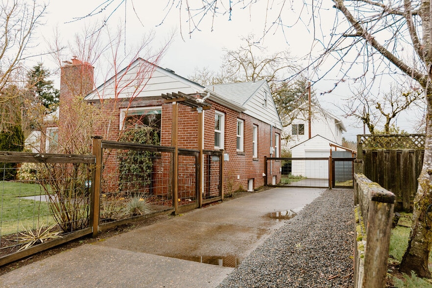 Detached garage and driveway - 3200 SE 78TH AVE