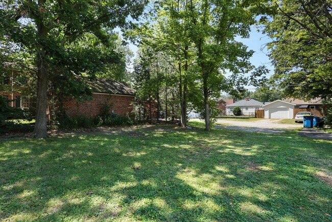 Building Photo - 401 S Buchanan St