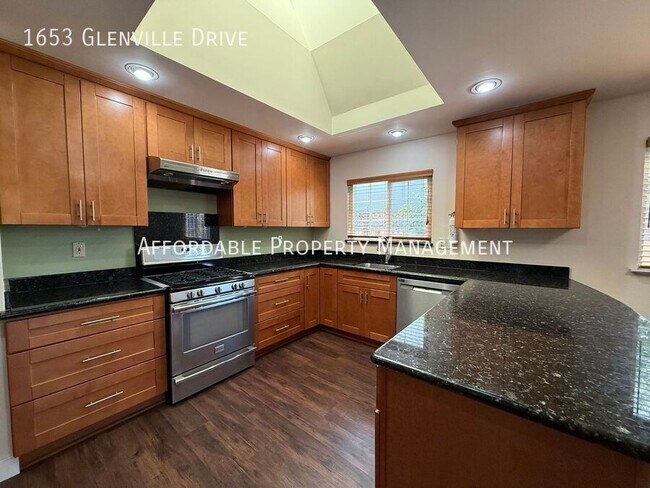 Building Photo - 1653 Glenville Dr