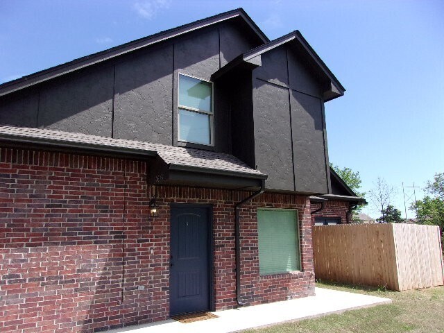 Building Photo - Creekside Townhomes 2 Bedroom