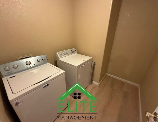 Building Photo - Spacious 6-Bedroom Home with Two Master Su...