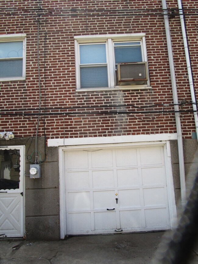 Building Photo - Large Row - Oxford Circle
