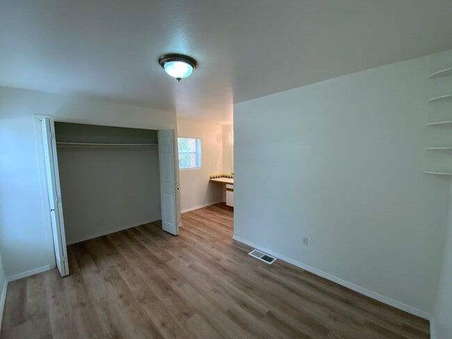 Building Photo - 3 Bedroom Townhome Available Near Albuquer...