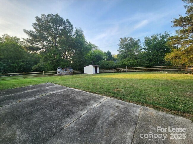 Building Photo - 10913 Magenta Ln