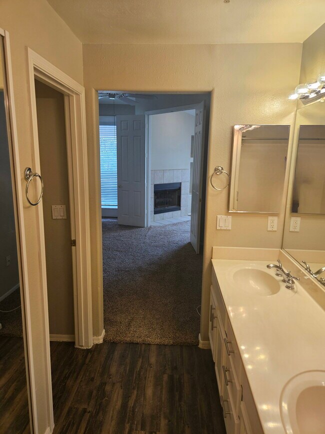 Building Photo - 7520 E Earll Dr