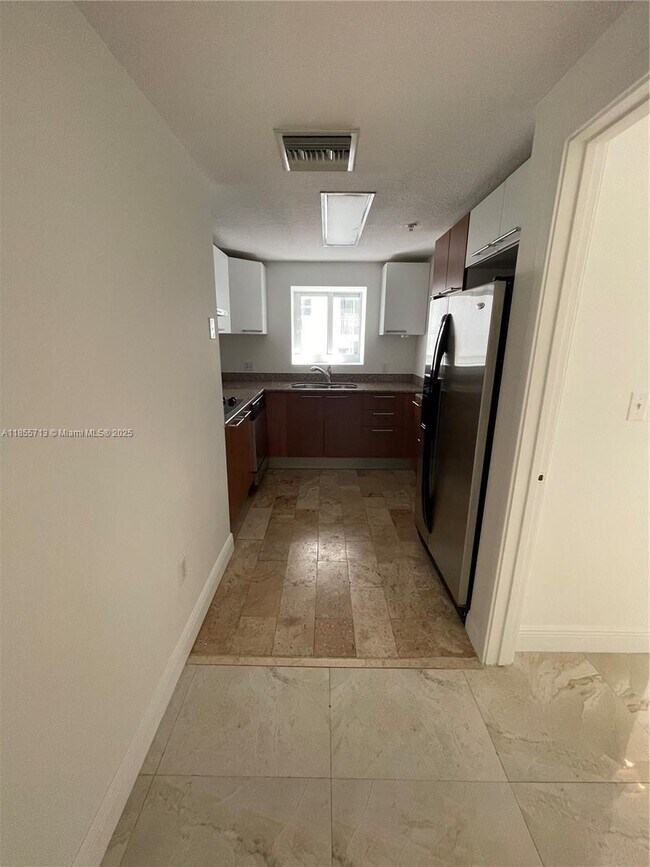 Building Photo - 170 SE 14th St