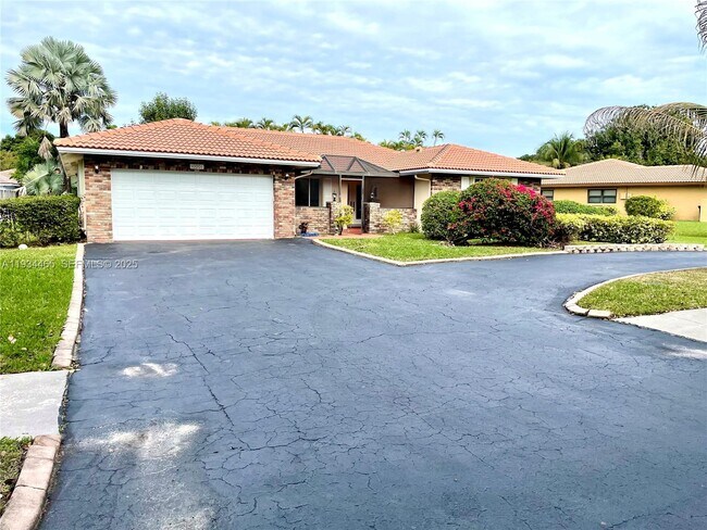 Building Photo - 10001 NW 11th Manor