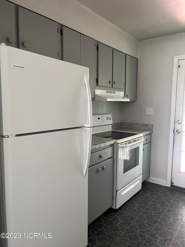 Building Photo - 203 Fifth Ave