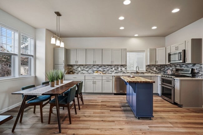 Building Photo - Updated home in Gardenside!