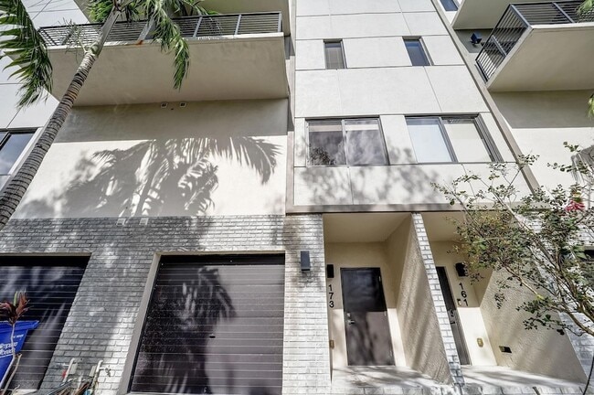 Building Photo - 173 SE 1st Cir