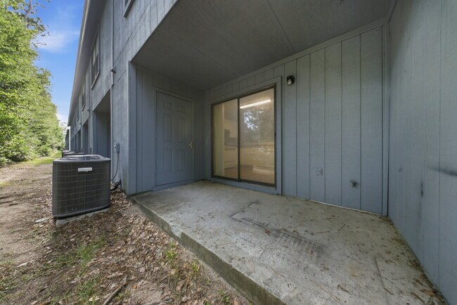 Building Photo - 2 bedroom x 2.5 bathroom! Great Location and Price! Guest Bathroom!