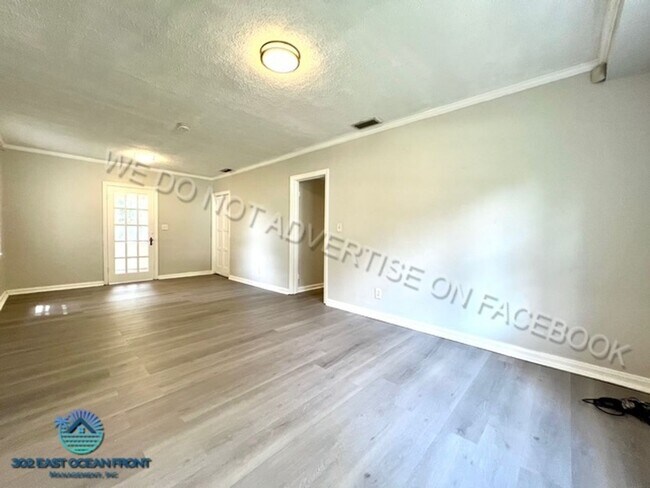 Building Photo - Huge 4 bedroom / 2 bathroom updated home n...