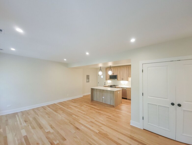 Building Photo - 4853 N Seeley Ave