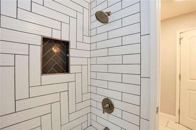 Building Photo - 667 Tara Cir SE