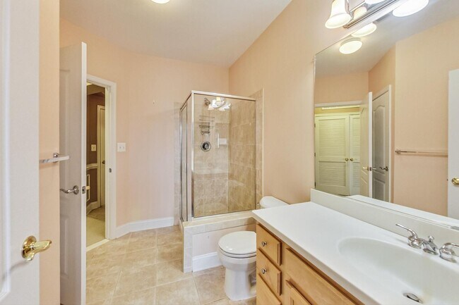 Building Photo - Beautiful two bedroom, two bathroom unit l...