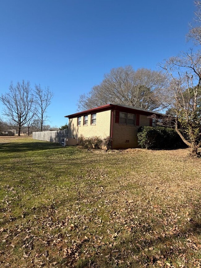 Building Photo - 1,640 Sq Ft | 4 Bed | 2 Bath