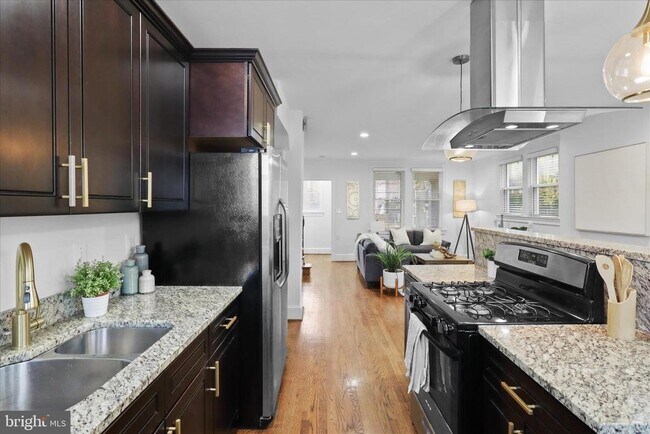 Building Photo - 521 Quintana Pl NW