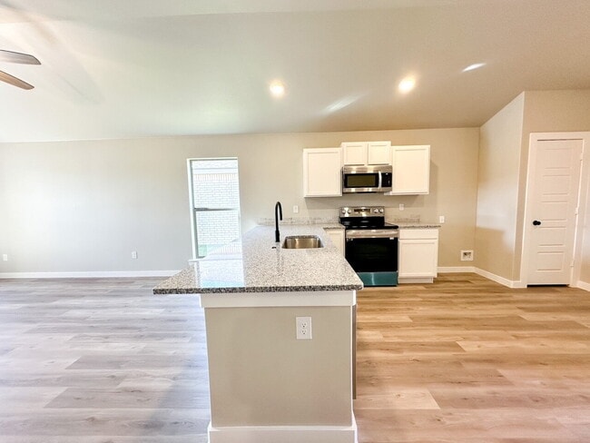 Building Photo - Updated Home in Burgamy Park!