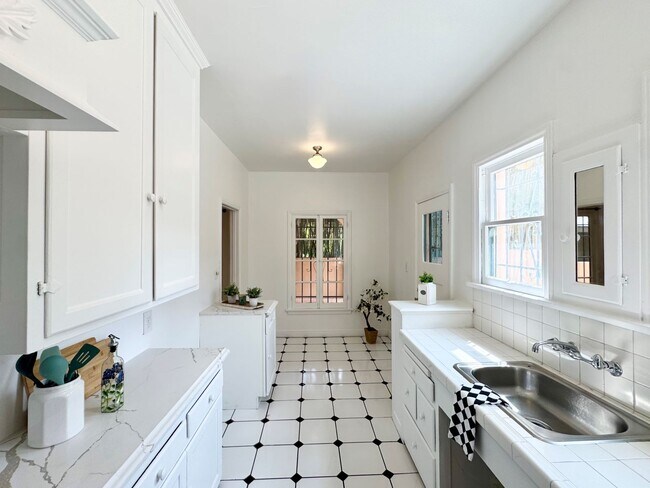 Building Photo - 221 S Gramercy Pl