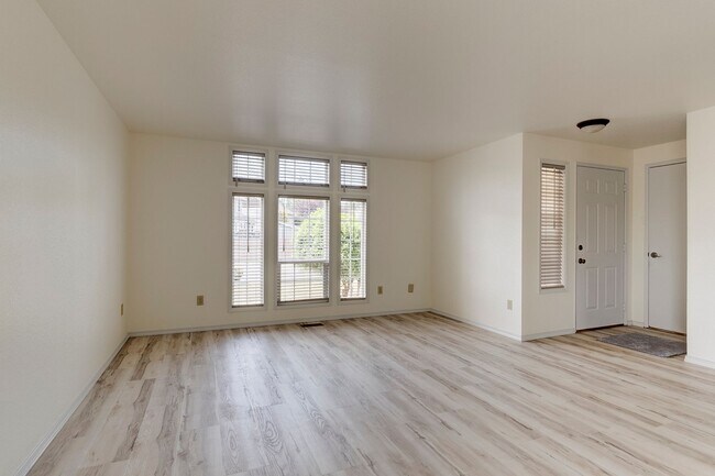 Building Photo - 418 SW Erie Cir