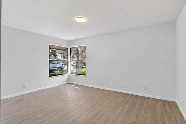 Building Photo - 661 Hollows Cir