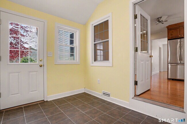 Building Photo - 32 Crescent Dr