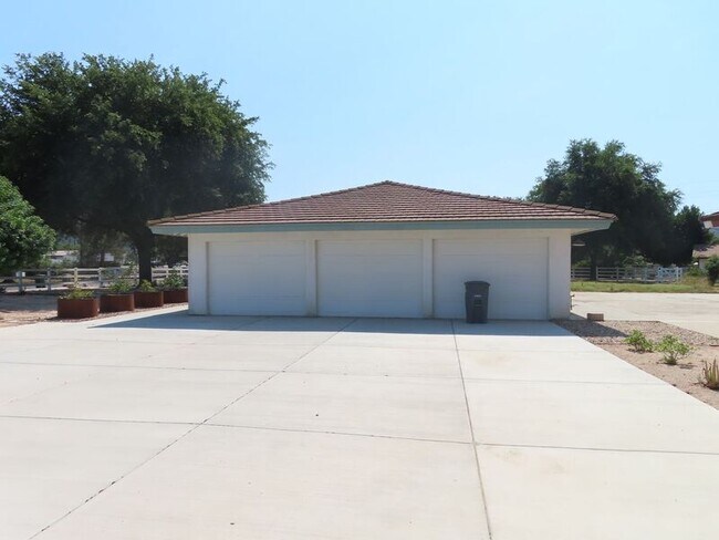 Building Photo - 29710 Vallejo Ave